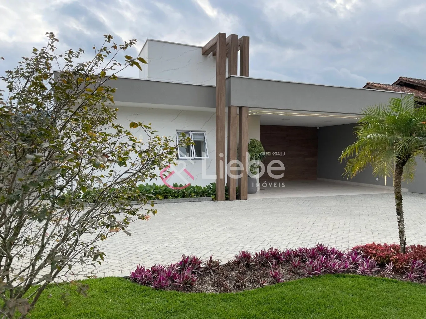 Bom gosto em cada detalhe nesta CASA TODA MOBILADA próximo do centro da Cidade de Pomerode com 156,92m de área construída num terreno de 450,41m. - foto 1