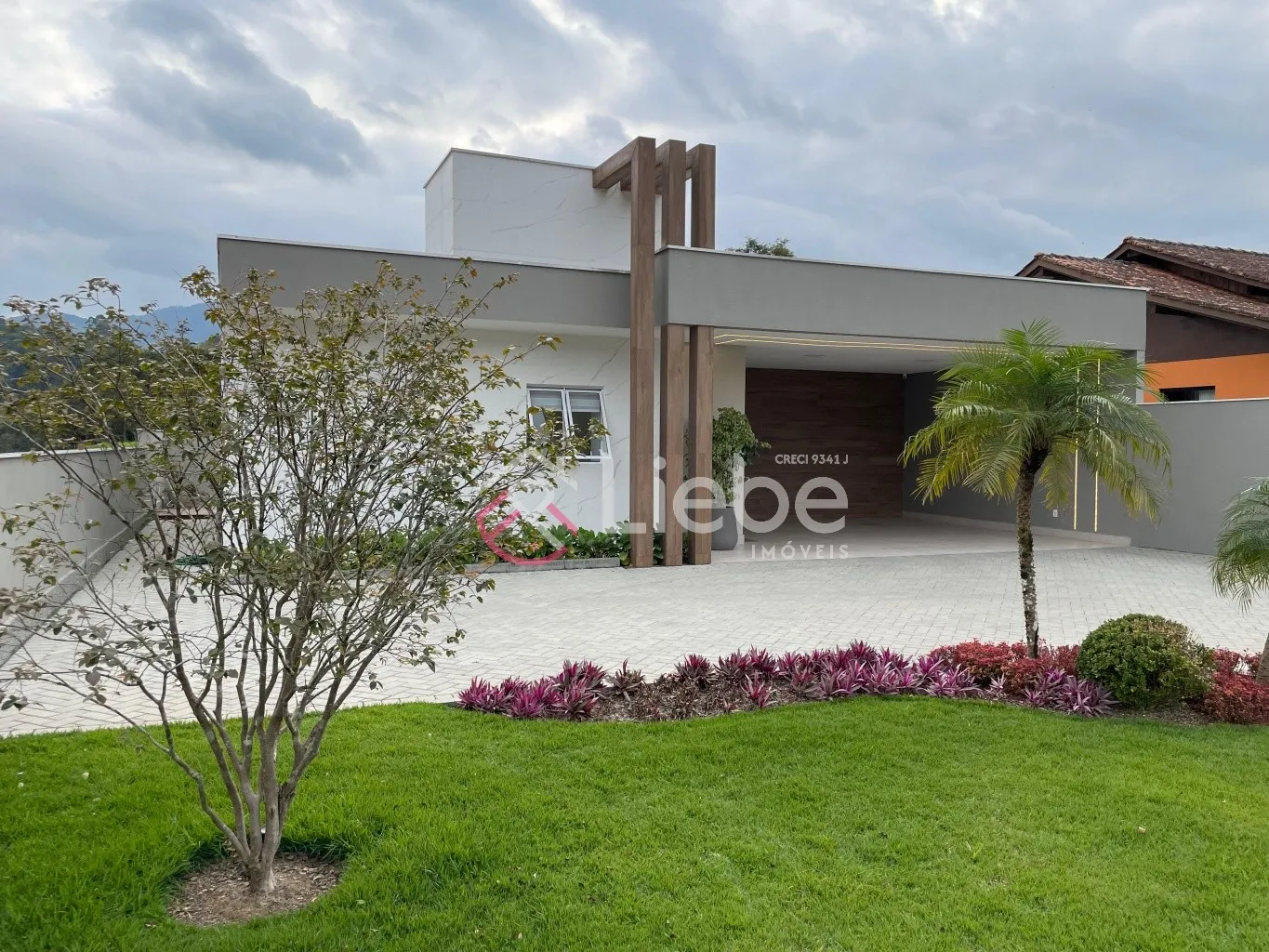 Bom gosto em cada detalhe nesta CASA TODA MOBILADA próximo do centro da Cidade de Pomerode com 156,92m de área construída num terreno de 450,41m. — foto 2