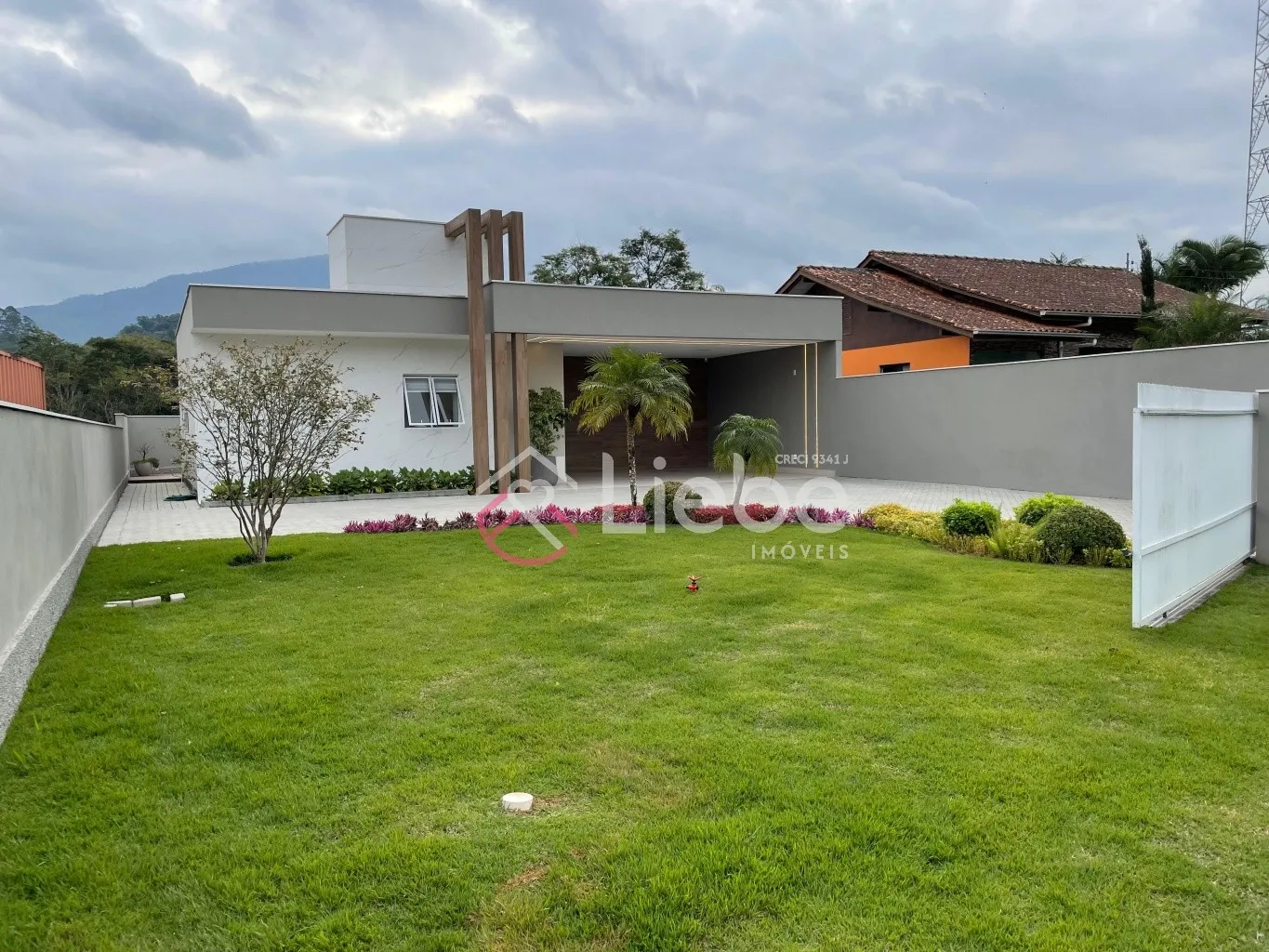 Bom gosto em cada detalhe nesta CASA TODA MOBILADA próximo do centro da Cidade de Pomerode com 156,92m de área construída num terreno de 450,41m. — foto 3