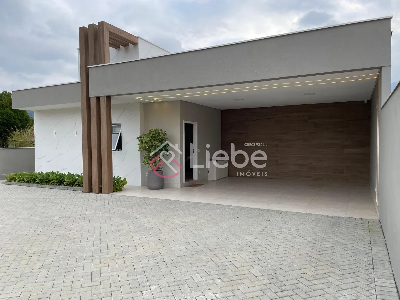 Bom gosto em cada detalhe nesta CASA TODA MOBILADA próximo do centro da Cidade de Pomerode com 156,92m de área construída num terreno de 450,41m. — foto 4