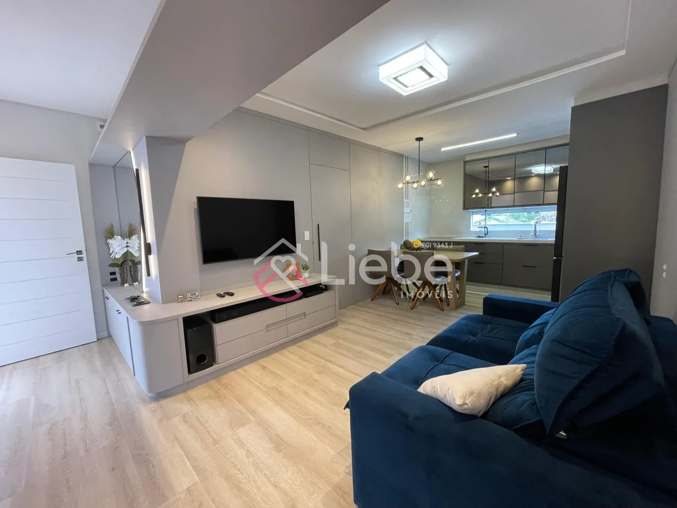 Bom gosto em cada detalhe nesta CASA TODA MOBILADA próximo do centro da Cidade de Pomerode com 156,92m de área construída num terreno de 450,41m. — foto 7