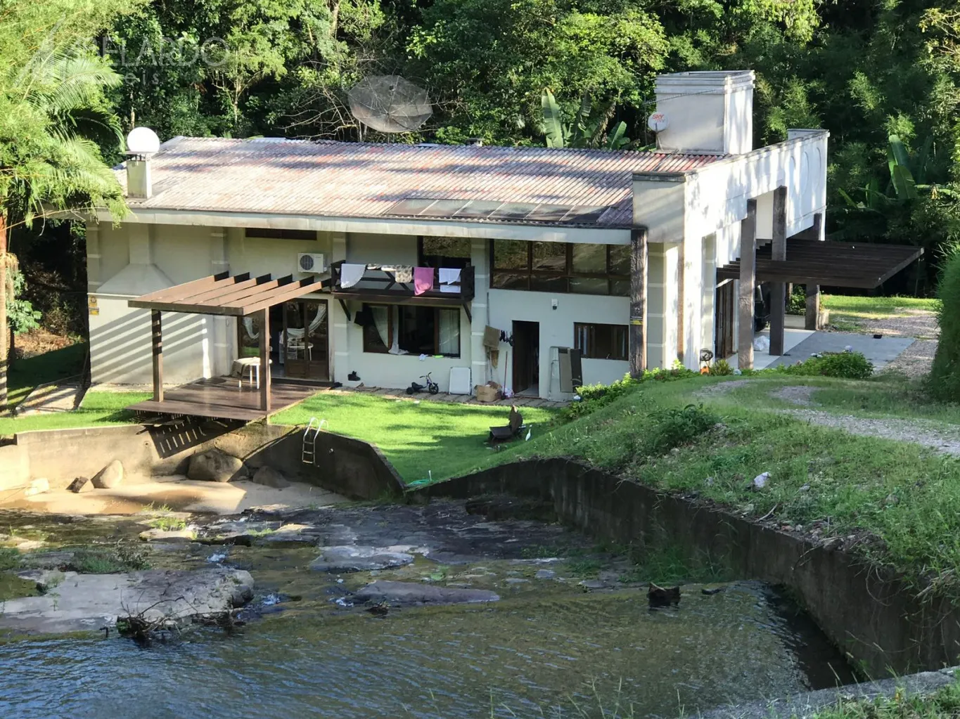 Desfrute de momentos maravilhosos neste esplêndido sítio localizado em Gaspar. Conforto, privacidade, segurança e bem estar podem definir esta belíssima residência, com 3 suítes. Lindas piscinas naturais e muito paisagismo, para curtir o melhor da natureza! - foto 1