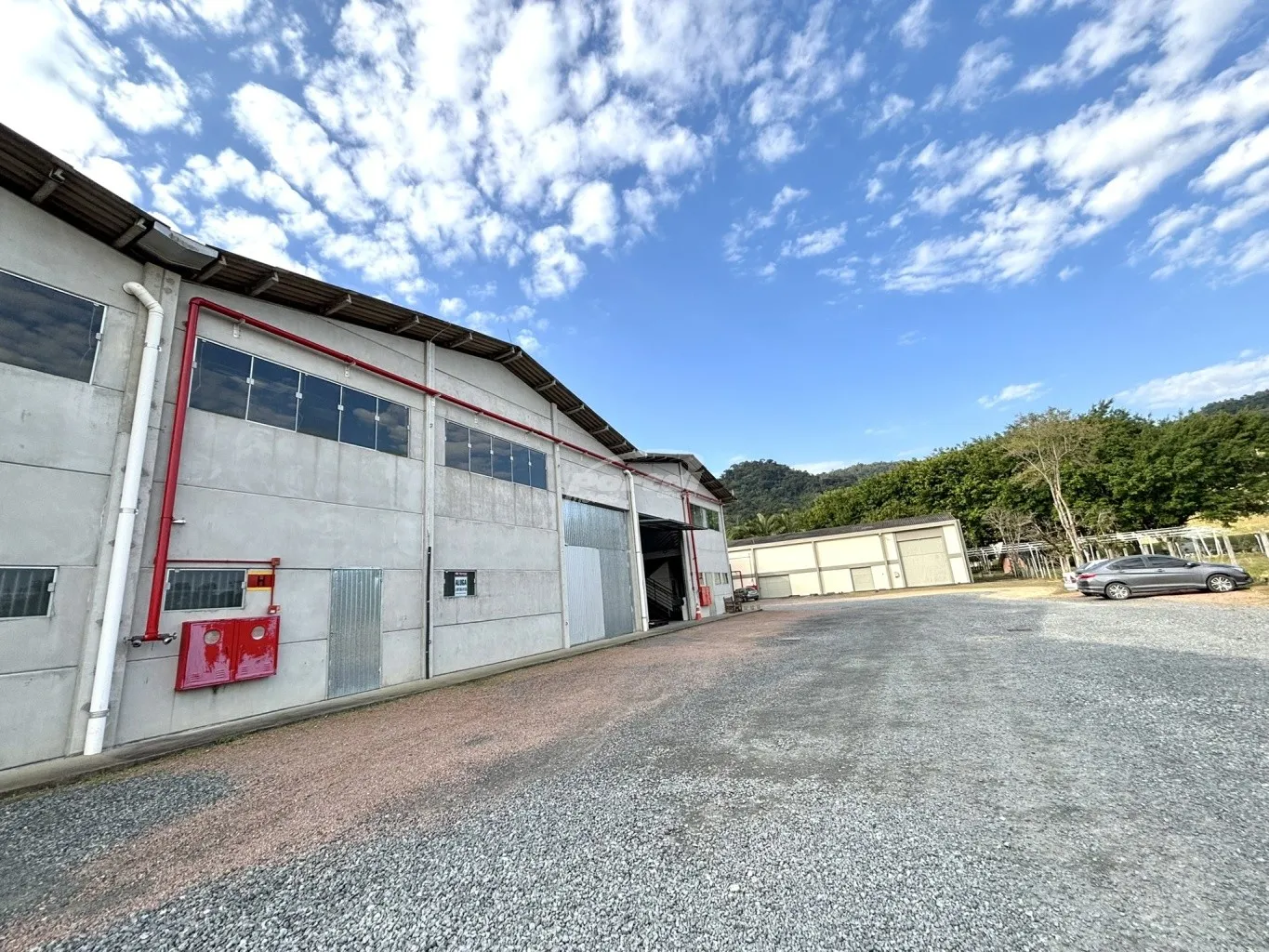 GALPÃO INDUSTRIAL PARA LOCAÇÃO NO BAIRRO ITOUPAVA CENTRAL, bairro com maior potencial de expansão e em constante crescimento. Com 470m, 03 banheiros sociais, mezanino, pé direito alto de 7m, terreno plano, amplo estacionamento interno e externo. - foto 1