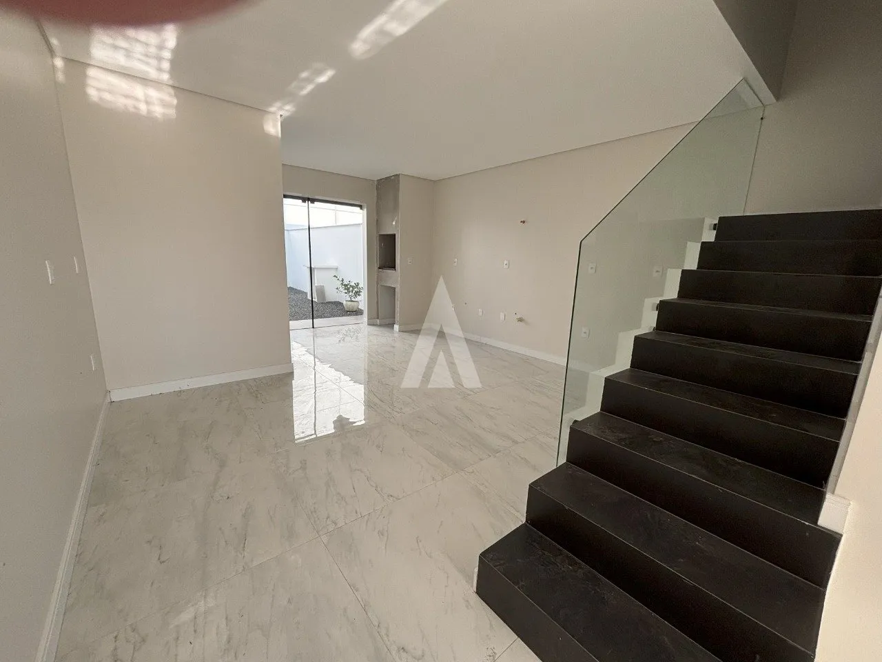 Sobrado geminado com 1 suíte mais 2 quartos à venda no bairro Boa Vista em Joinville - SC de R$ 620.000,00 por R$ 590.000,00 — foto 2
