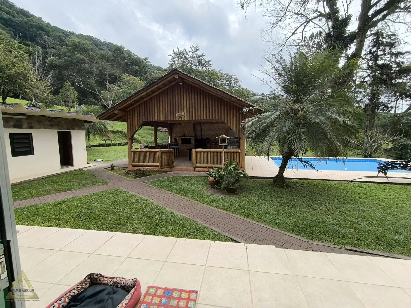 Era uma vez, um Lindo Sítio, localizado no Centrinho da localidade de Gaspar Alto, com fácil acesso para as cidades de Gaspar(14km até a Prefeitura) e de Blumenau (14km até a Prefeitura)! Nas minhas proximidades tem Posto de Saúde, Mercado, Padaria, Restaurant — foto 7