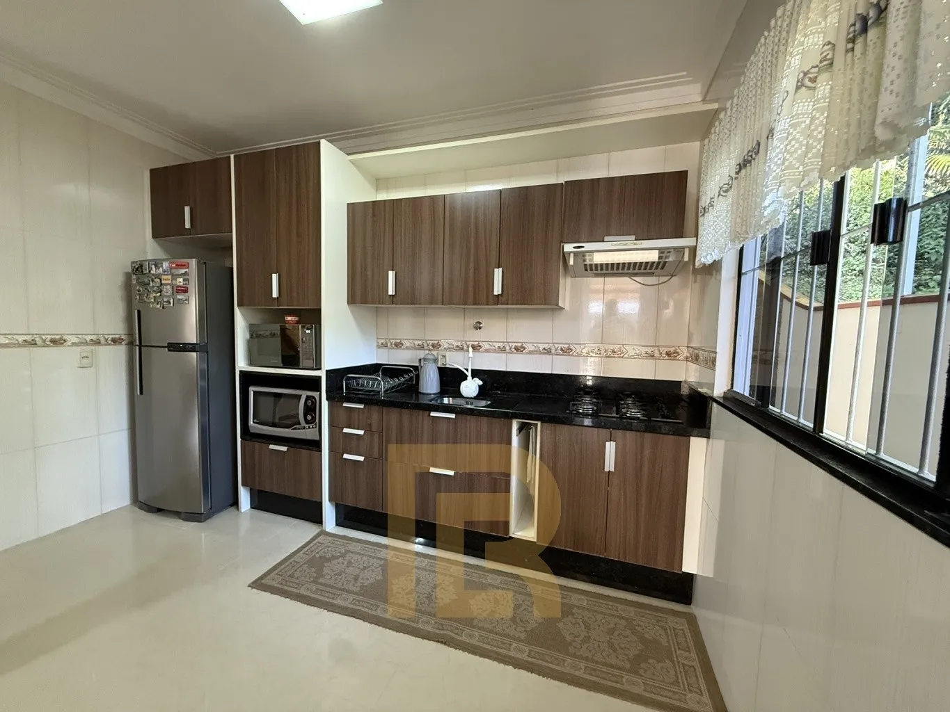 Casa Elegante com 3 Dormitórios sendo 2 Suítes, Área de Festas e Excelente Espaço Externo — foto 2