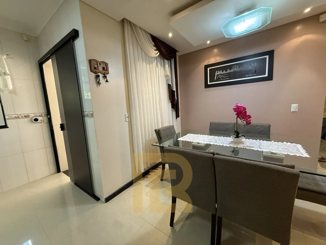 Casa Elegante com 3 Dormitórios sendo 2 Suítes, Área de Festas e Excelente Espaço Externo — foto 3