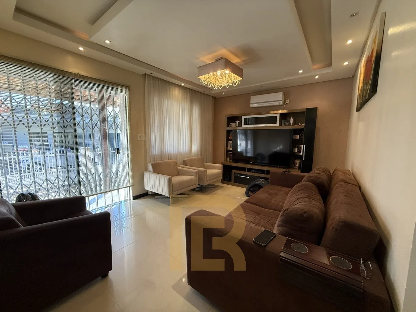 Casa Elegante com 3 Dormitórios sendo 2 Suítes, Área de Festas e Excelente Espaço Externo — foto 4