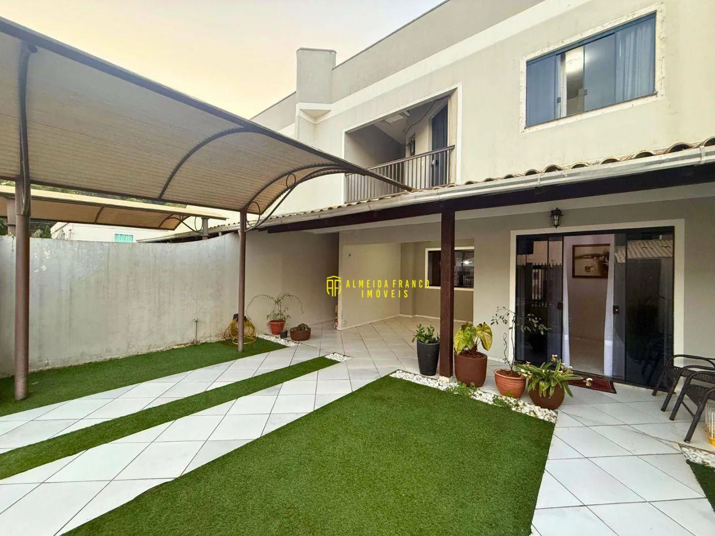 Amplo sobrado semi mobiliado, com 3 dormitórios sendo 1 suíte! - foto 1