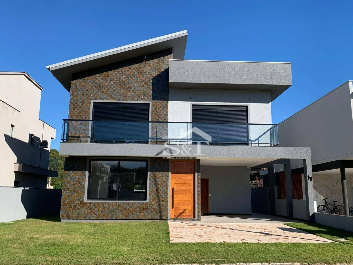 Sobrado alto padrão, 4 dormitórios, sendo 3 suítes, em condomínio com infraestrutura no Rio Vermelho! - foto 1