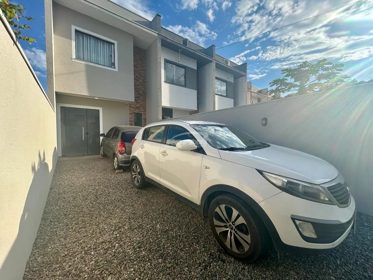Sobrado com 2 quartos, sendo 1 suíte, localizado no bairro Itacolomi, em Balneário Piçarras. — foto 2