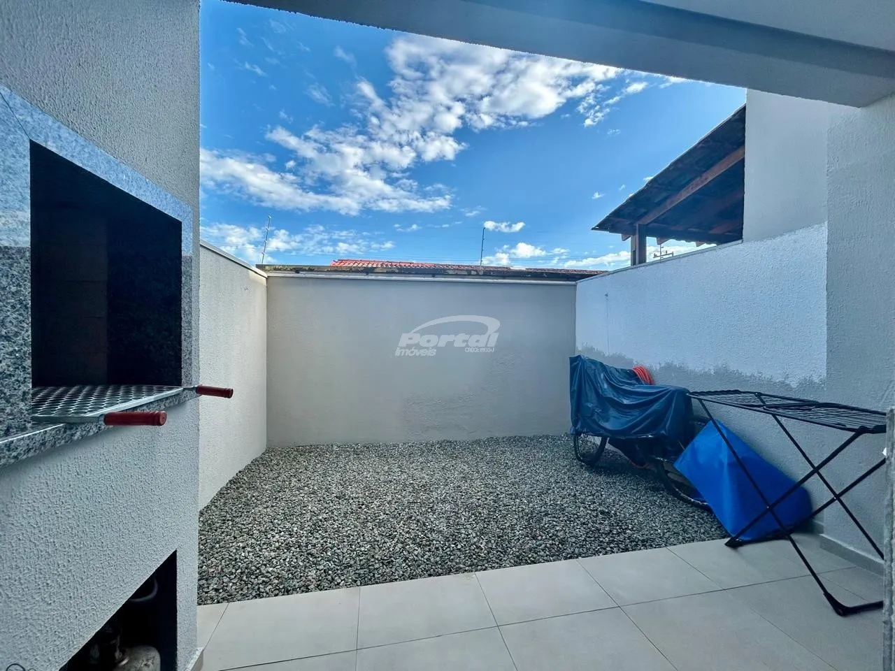 Sobrado com 2 quartos, sendo 1 suíte, localizado no bairro Itacolomi, em Balneário Piçarras. — foto 6