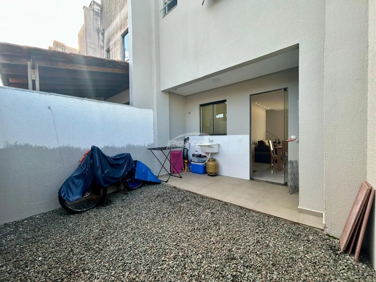 Sobrado com 2 quartos, sendo 1 suíte, localizado no bairro Itacolomi, em Balneário Piçarras. — foto 7