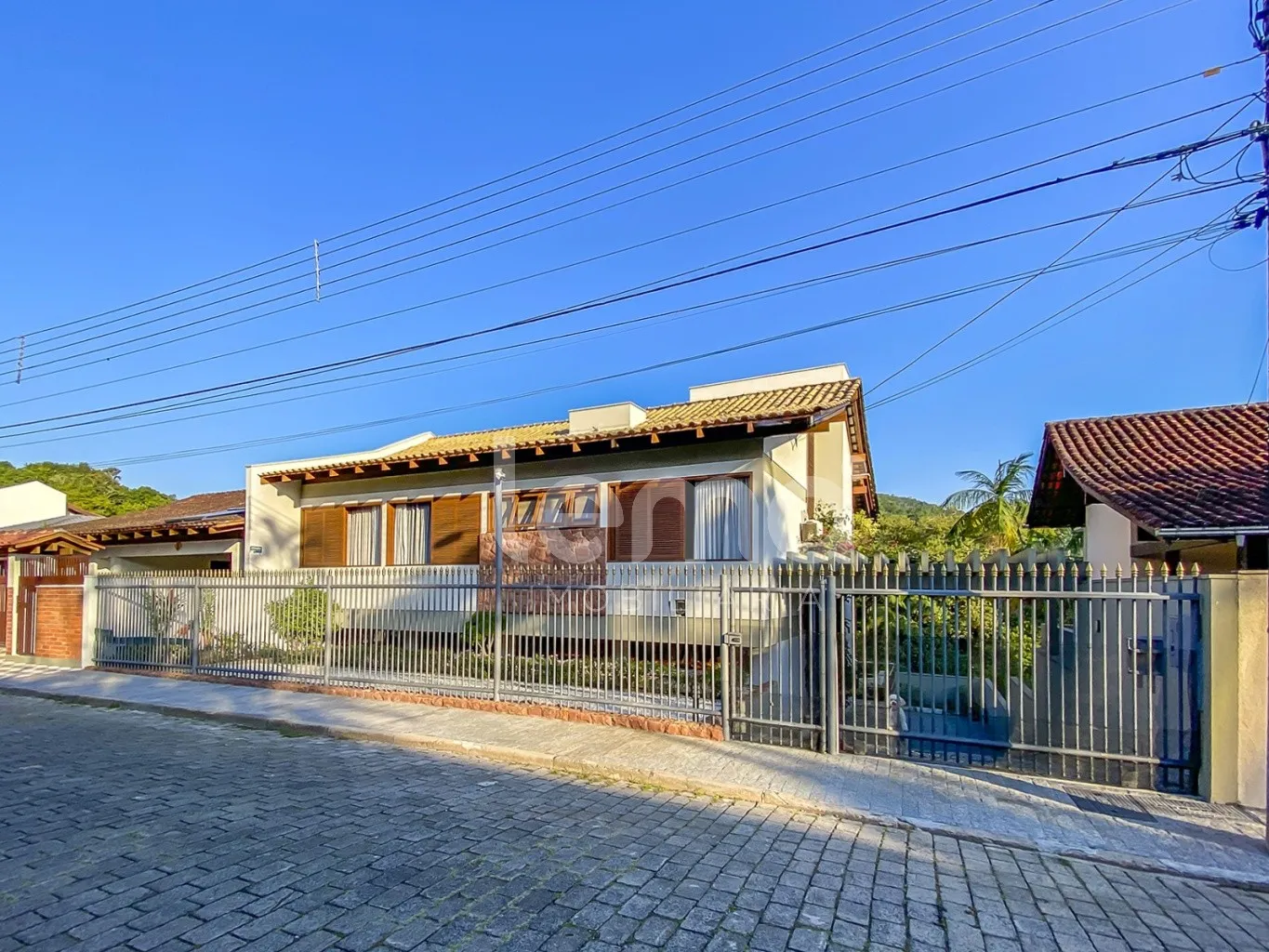 Casa com piscina, 3 dormitórios, sendo 1 suíte e 2 Demi-Suítes, totalmente mobiliada - Garcia - Blumenau/SC - foto 1