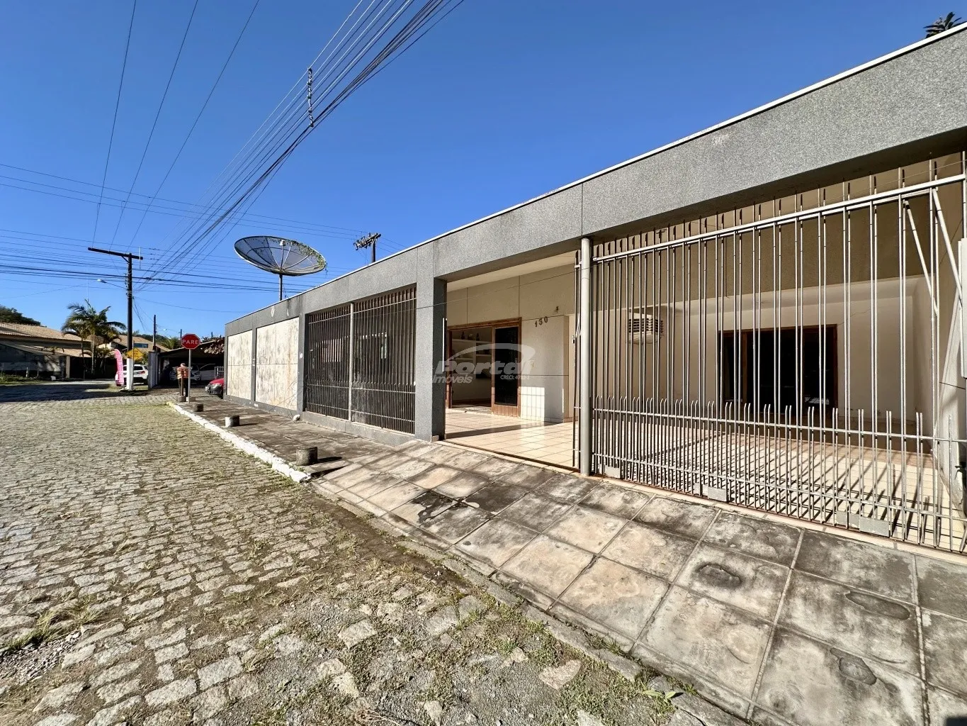 Casa com 3 dormitórios, sendo 1 suíte, piscina a 500 metros do mar no centro de Balneário Piçarras/SC (Cód. 21863) - foto 1
