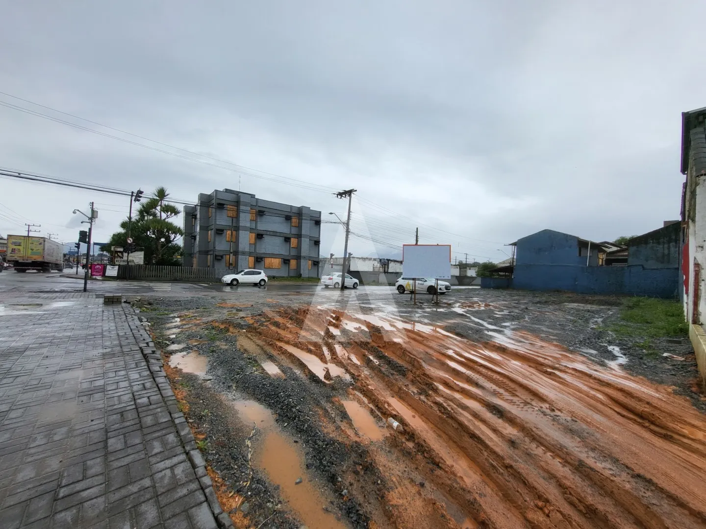 TERRENO DE ESQUINA COM A RUA QUINZE DE NOVEMBRO NO BAIRRO VILA NOVA. — foto 2