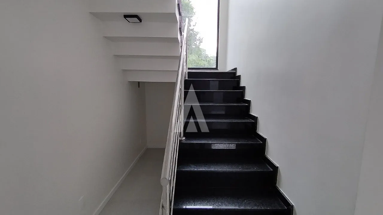 Sobrado geminado em alto padrão com 2 suítes à venda no bairro São Marcos em Joinville-SC de R$ 895.000,00. Por R$801.000,00 — foto 4