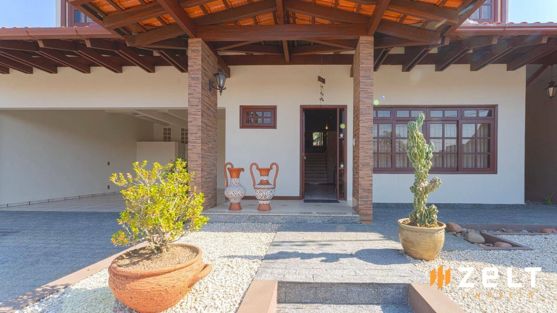 Linda Casa Mobiliada com 3 Dormitórios e Ofurô, à Venda No Bairro Velha, Blumenau - foto 1