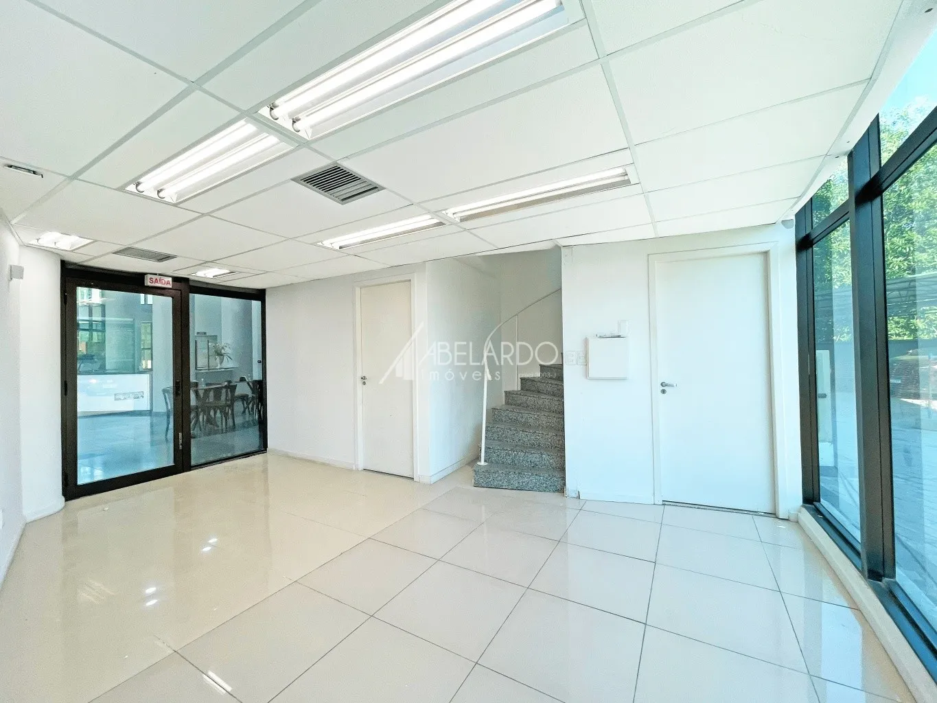 SALA COMERCIAL TÉRREA COM MEZANINO NO CENTRO CLÍNICO SANTA CATARINA - BAIRRO CENTRO - foto 1