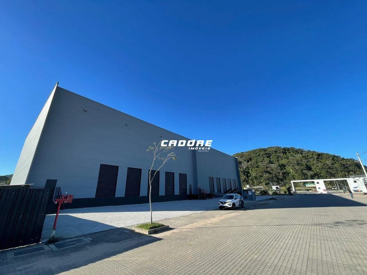 Galpão com aproximadamente 883,85m para locação em Navegantes I Cadore Imóveis — foto 2