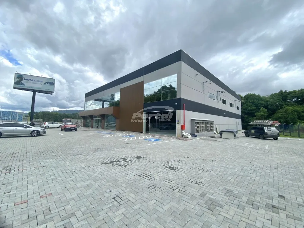 Novo Centro Comercial localizado no bairro Itoupava Central, em localização privilegiada! variedade de salas: opções para atender a diferentes necessidades, com tamanhos e valores variados. Amplo estacionamento, elevador. - foto 1