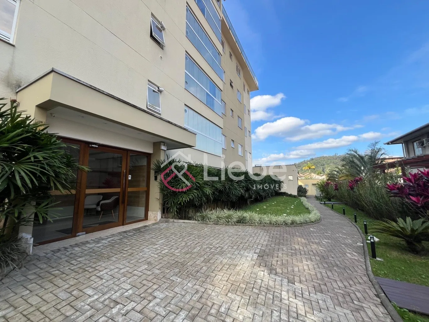 Lindo apartamento semi mobiliado e finamente decorado no Residencial Prisma Home Club, localizado no centro da cidade de Pomerode com 105,06m de área privativa. - foto 1