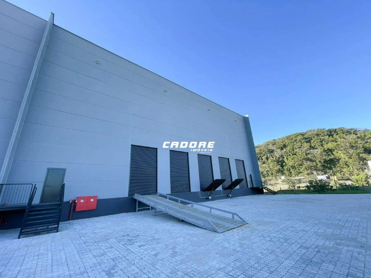 Galpão com aproximadamente 748,71m para locação em Navegantes I Cadore Imóveis — foto 6