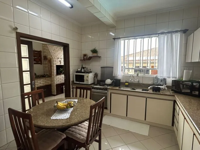 Casa com 3 dormitórios , mobiliada e piscina. Excelente casa no centro de Gaspar/SC. — foto 6