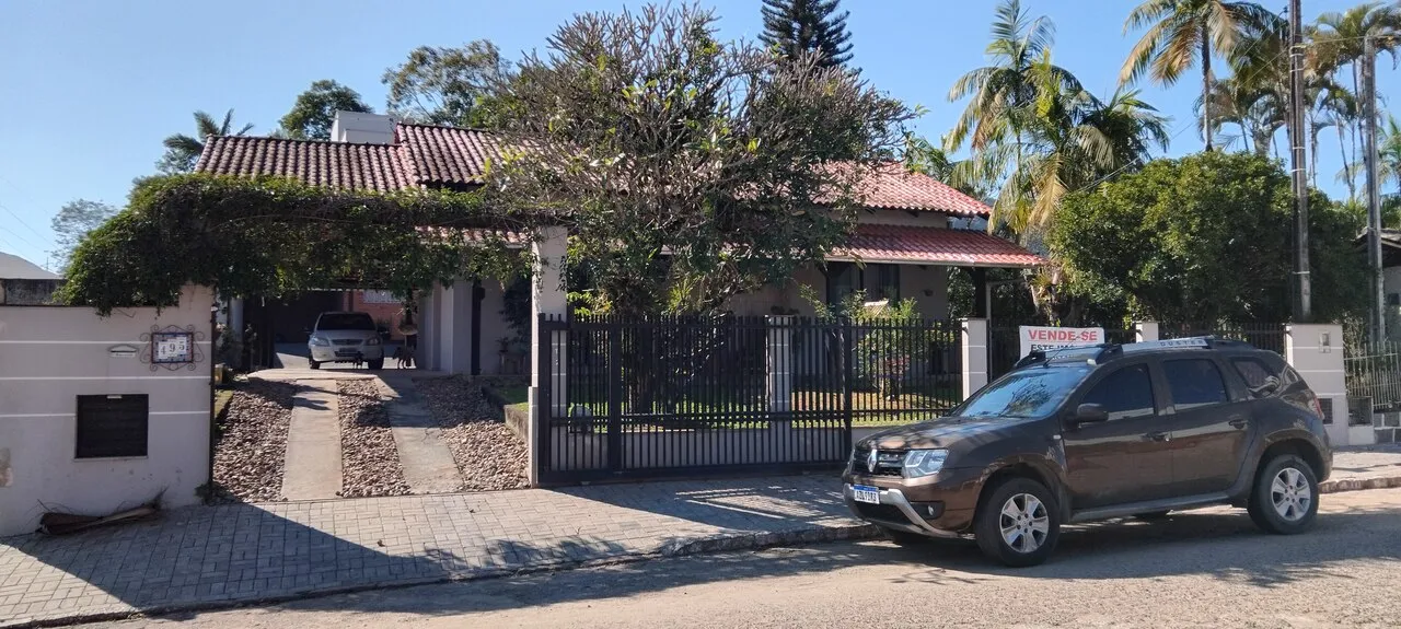 2 casas com 3 e 2 dormitórios com ampla área verde e salões de festas. - foto 1