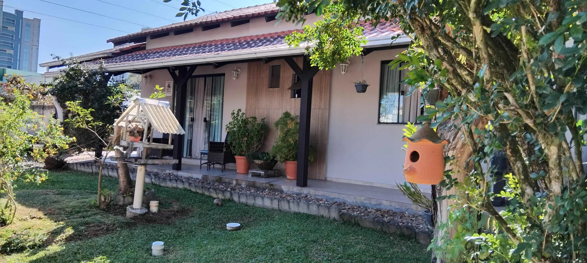 2 casas com 3 e 2 dormitórios com ampla área verde e salões de festas. — foto 2