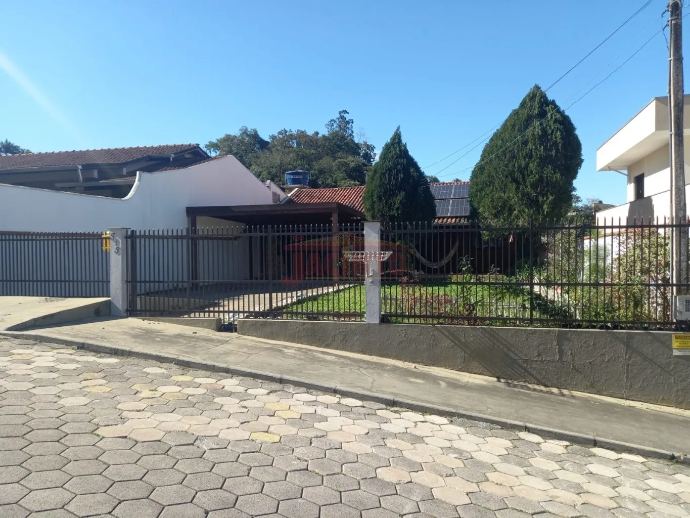 Casa mista muito bem conservada com 2 dormitórios, casa térrea e terreno plano, no bairro Salto do Norte. — foto 2