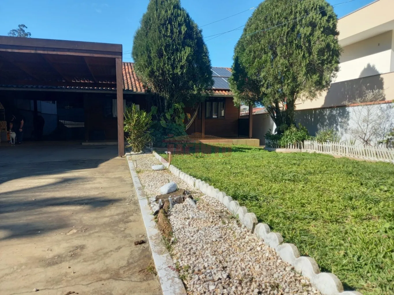 Casa mista muito bem conservada com 2 dormitórios, casa térrea e terreno plano, no bairro Salto do Norte. — foto 3