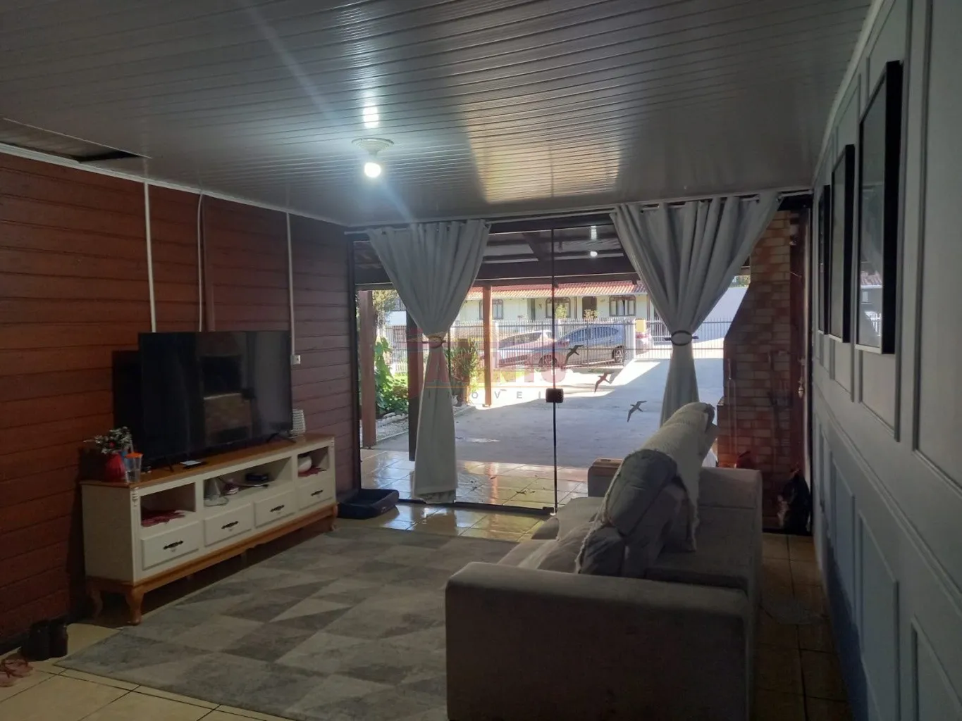 Casa mista muito bem conservada com 2 dormitórios, casa térrea e terreno plano, no bairro Salto do Norte. — foto 5