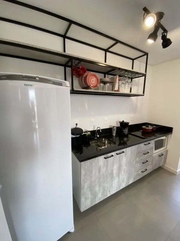 Apartamento novo mobiliado e decorado tipo loft contendo 33m de área privativa e uma vaga de garagem coberta ao lado da Vila Germânica. — foto 2