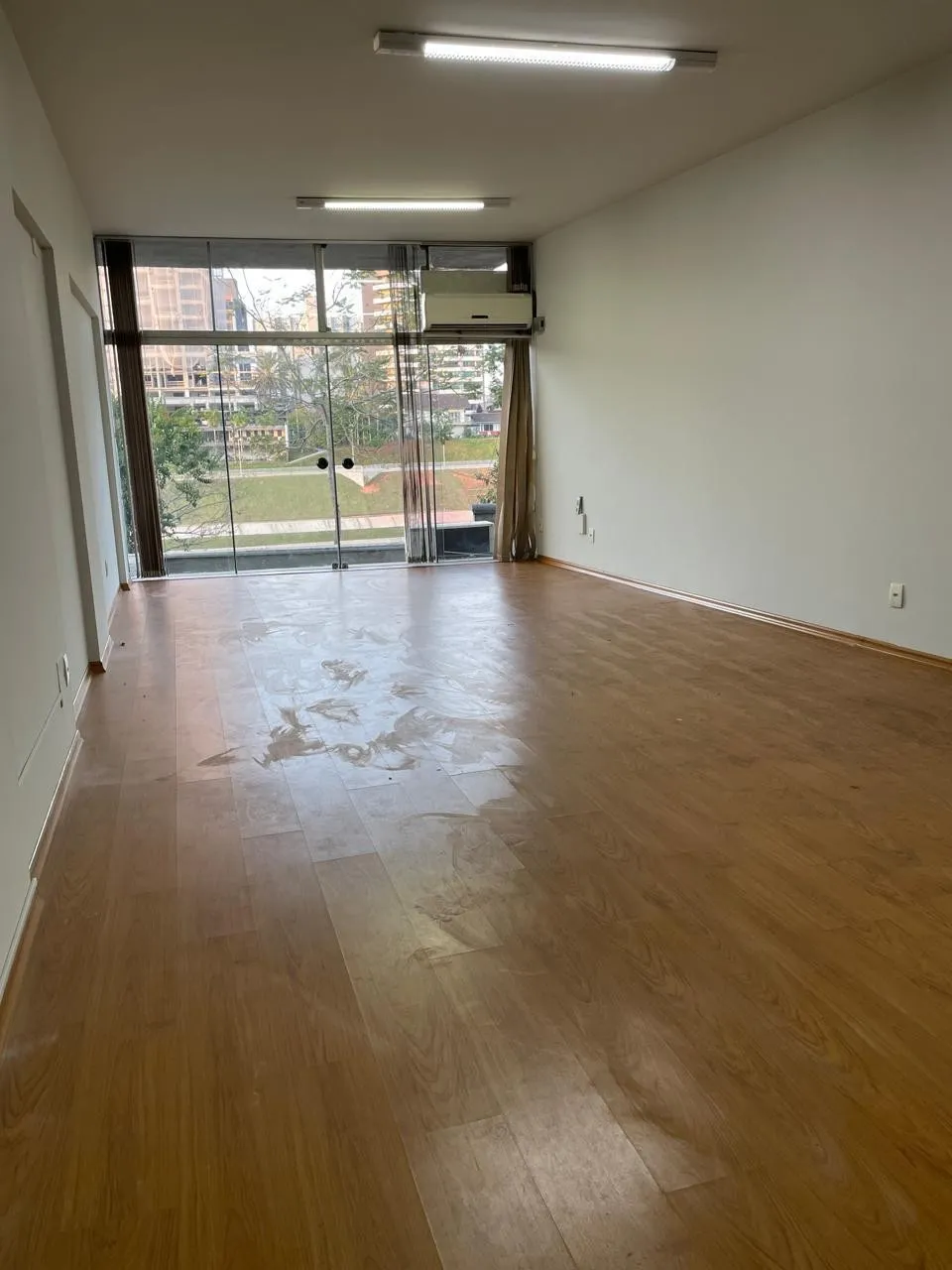 Sala Comercial para Locação com Vista para o Rio - Iluminação Natural e Localização Privilegiada! - foto 1