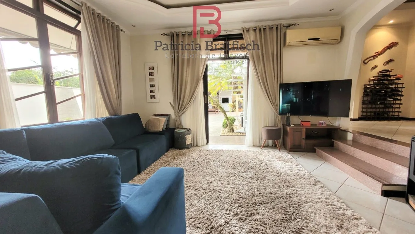 Casa térrea, piscina com aquecimento, lareira e fogão a lenha, em excelente localização no Bairro Escola Agrícola. 03 dormitórios (suíte). — foto 2