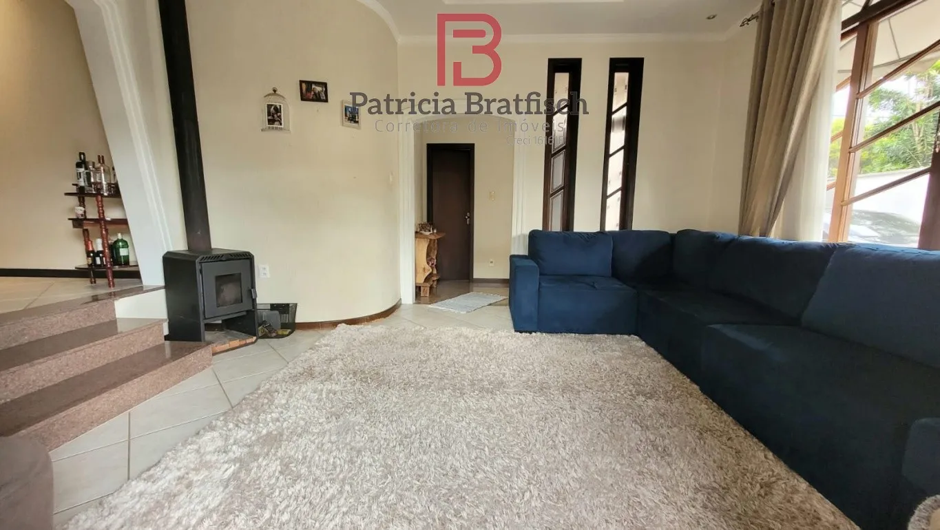 Casa térrea, piscina com aquecimento, lareira e fogão a lenha, em excelente localização no Bairro Escola Agrícola. 03 dormitórios (suíte). — foto 3