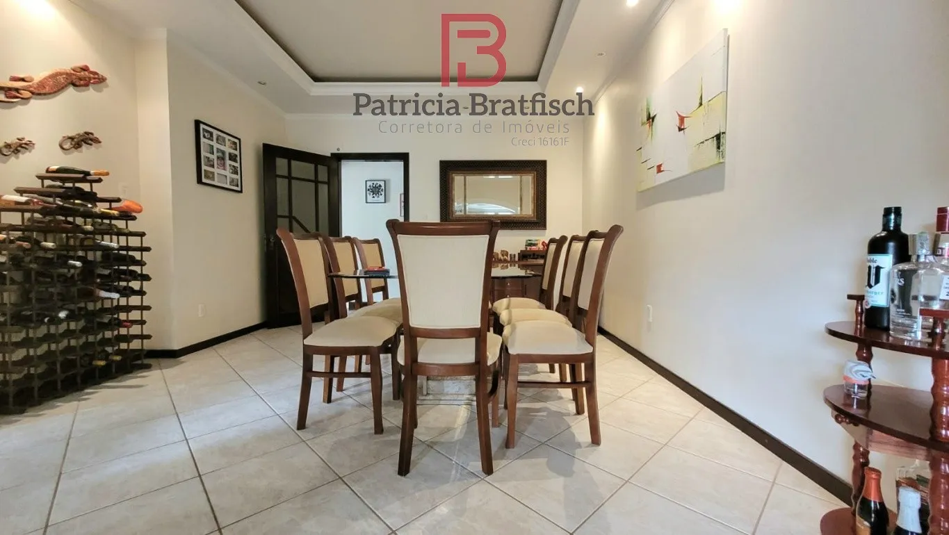 Casa térrea, piscina com aquecimento, lareira e fogão a lenha, em excelente localização no Bairro Escola Agrícola. 03 dormitórios (suíte). — foto 4