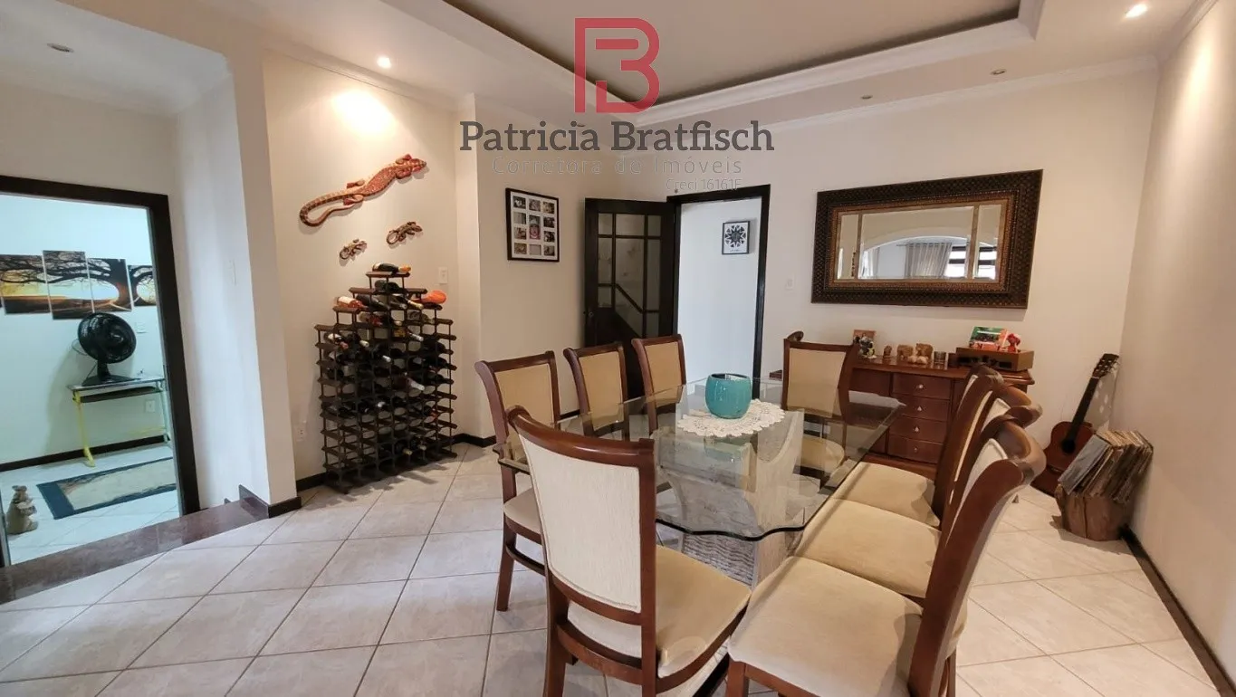 Casa térrea, piscina com aquecimento, lareira e fogão a lenha, em excelente localização no Bairro Escola Agrícola. 03 dormitórios (suíte). — foto 5