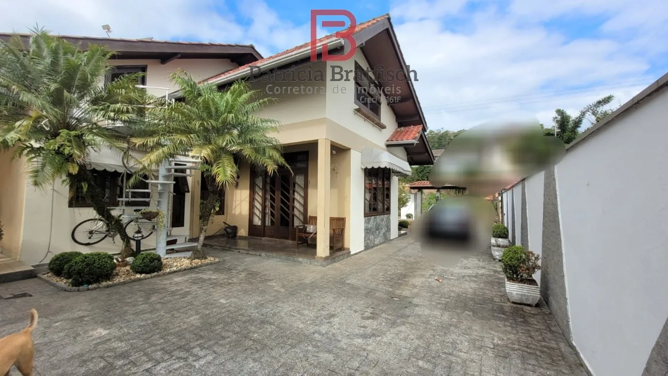 Casa térrea, piscina com aquecimento, lareira e fogão a lenha, em excelente localização no Bairro Escola Agrícola. 03 dormitórios (suíte). - foto 1