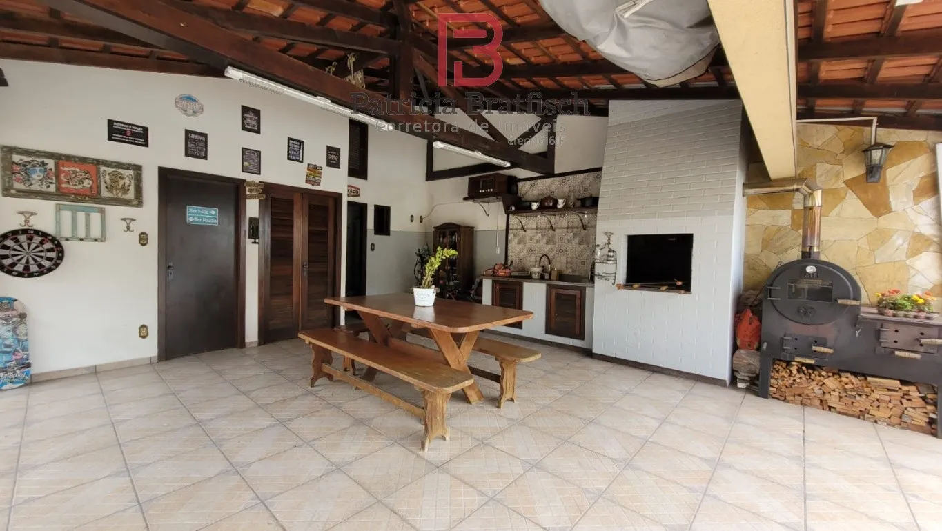 Casa térrea, piscina com aquecimento, lareira e fogão a lenha, em excelente localização no Bairro Escola Agrícola. 03 dormitórios (suíte). — foto 6