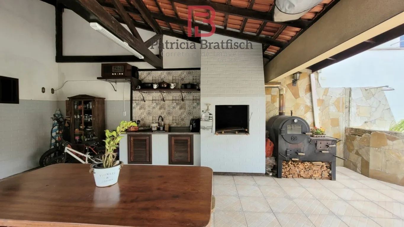 Casa térrea, piscina com aquecimento, lareira e fogão a lenha, em excelente localização no Bairro Escola Agrícola. 03 dormitórios (suíte). — foto 7