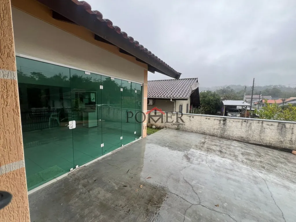 Residência ampla com 195,00m de área construída, com 3 drmitórios, terreno com 418,00m e bem localizada no bairro Testo Rega - Pomerode — foto 2