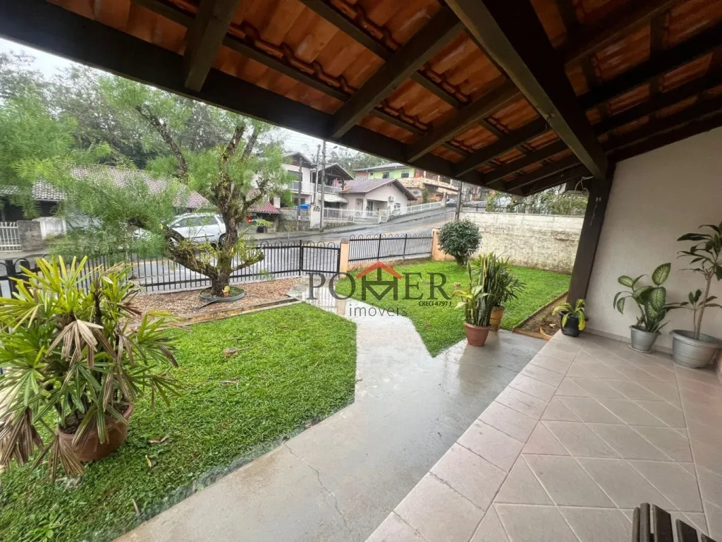 Residência ampla com 195,00m de área construída, com 3 drmitórios, terreno com 418,00m e bem localizada no bairro Testo Rega - Pomerode — foto 3