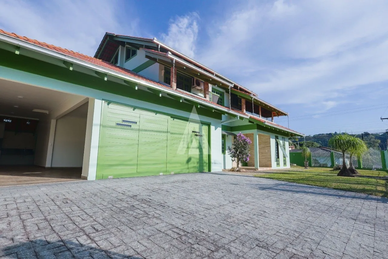 Sobrado com 1 suíte mais 2 quartos à venda no bairro Bom Retiro em Joinville - SC por R$ 1.690.000,00. - foto 1