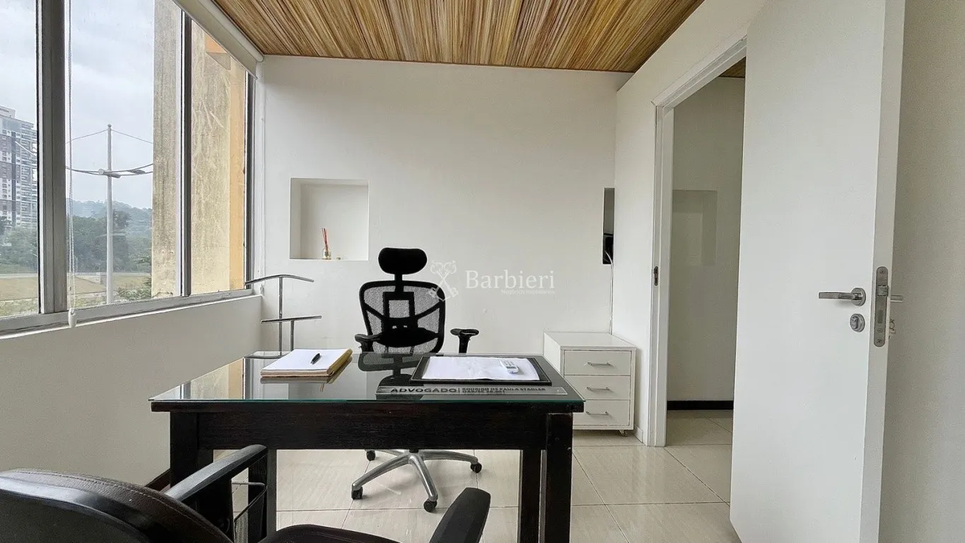 Sala comercial na rua XV de Novembro em Blumenau/SC - foto 1