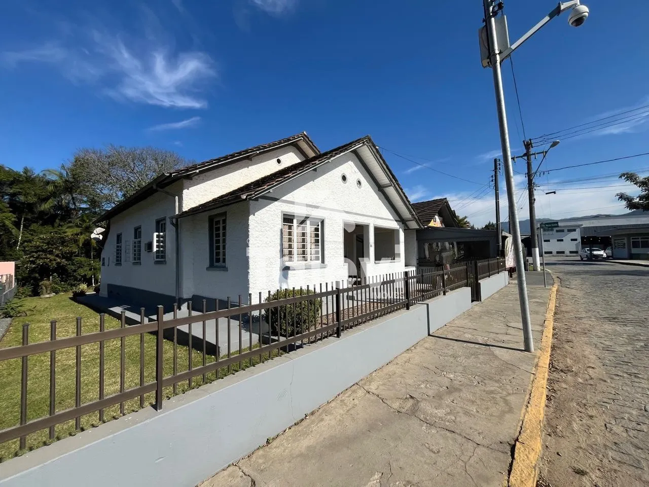 Uma raridade no coração de Rio dos Cedros: Terreno gigante + casa charmosa + ponto comercial! - foto 1