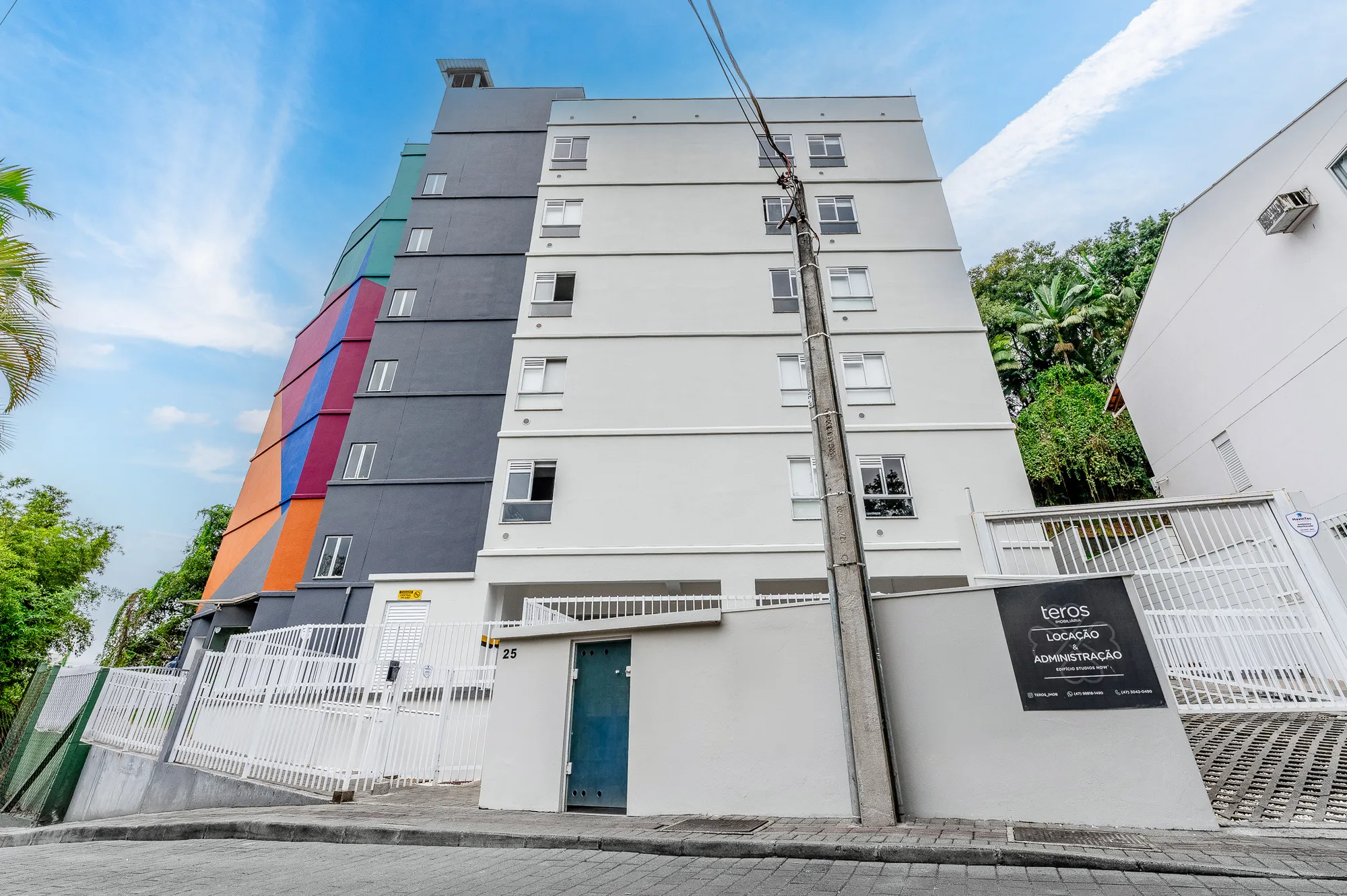 UM STUDIO ILUMINADO PELO SOL DA MANHÃ NUMA RUA TRANQUILA E CHEIA DE CHARME — foto 4