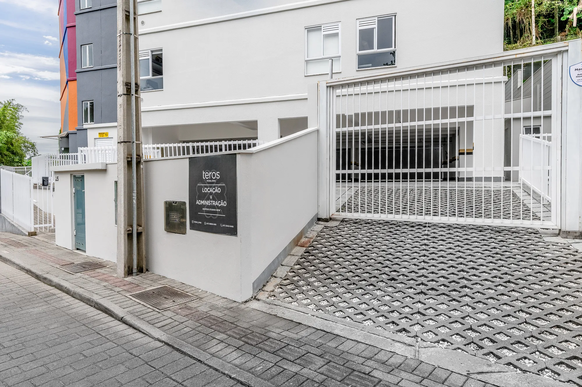 UM STUDIO ILUMINADO PELO SOL DA MANHÃ NUMA RUA TRANQUILA E CHEIA DE CHARME — foto 5
