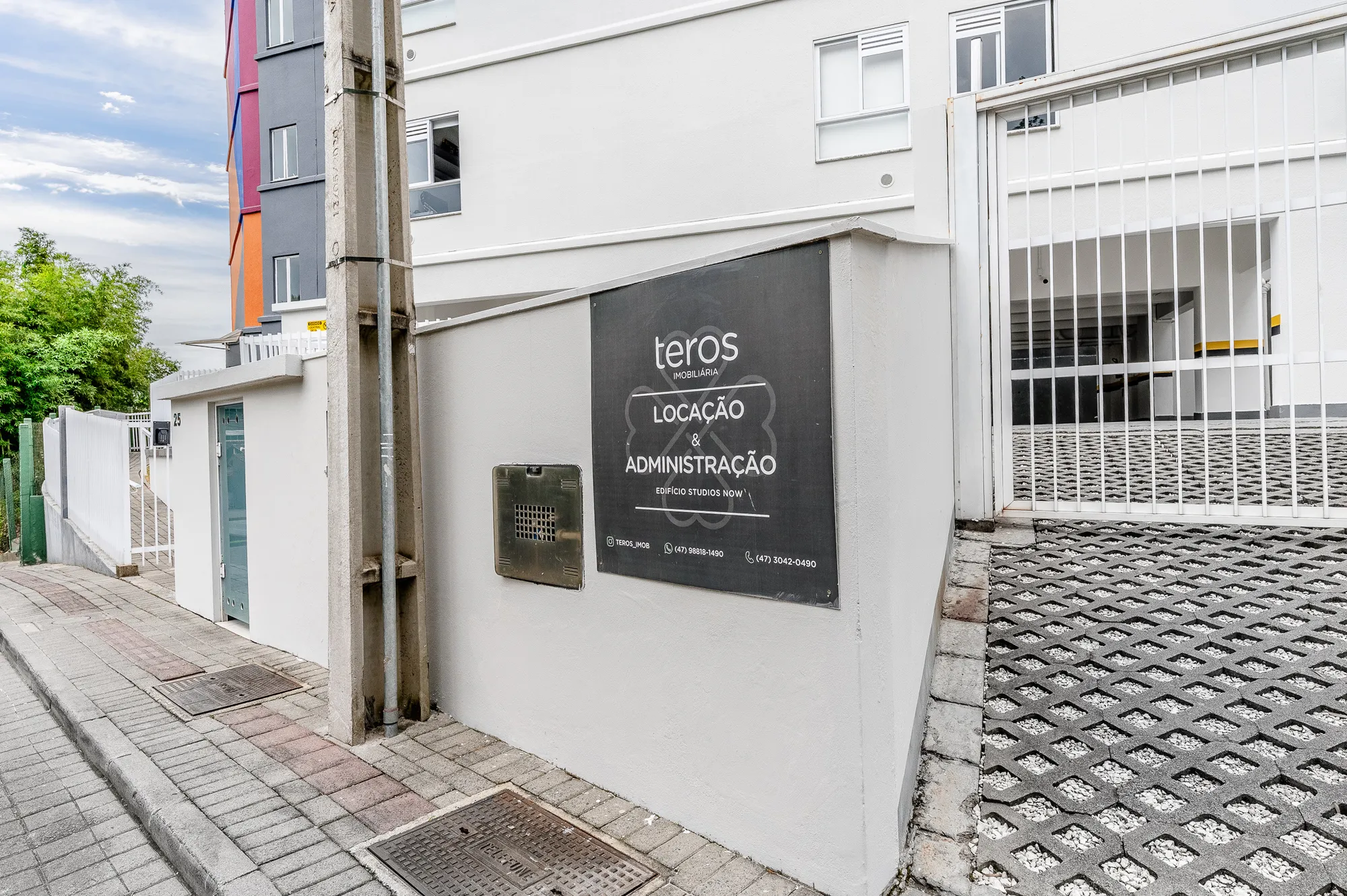 UM STUDIO ILUMINADO PELO SOL DA MANHÃ NUMA RUA TRANQUILA E CHEIA DE CHARME — foto 6